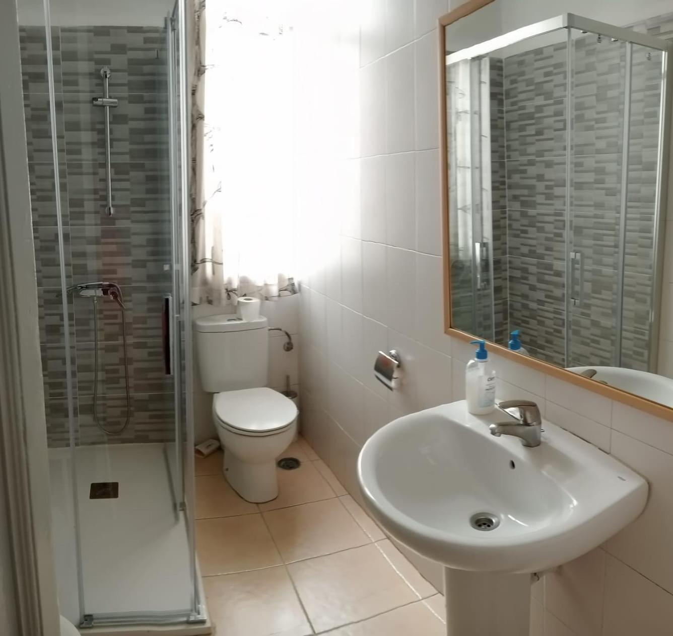 Hostal Yolanda Madrid Buitenkant foto