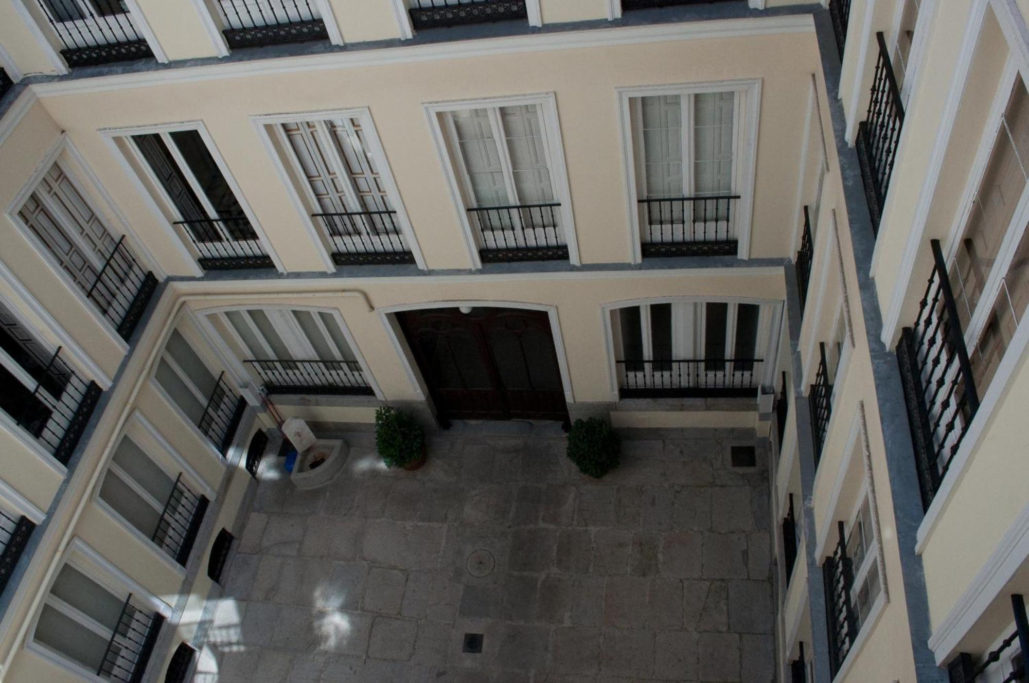 Hostal Yolanda Madrid Buitenkant foto